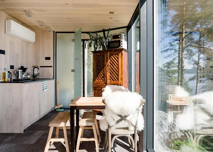 The Wonderinn Mirrored Glass Cabin - Wonderinn Delta