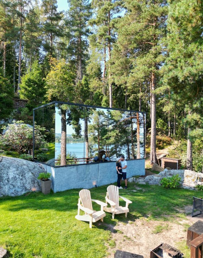 The Wonderinn Mirrored Glass - Wonderinn Delta Lodge *