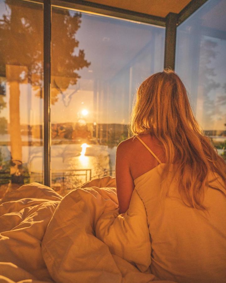 The Wonderinn Mirrored Glass - Wonderinn Delta Hektner