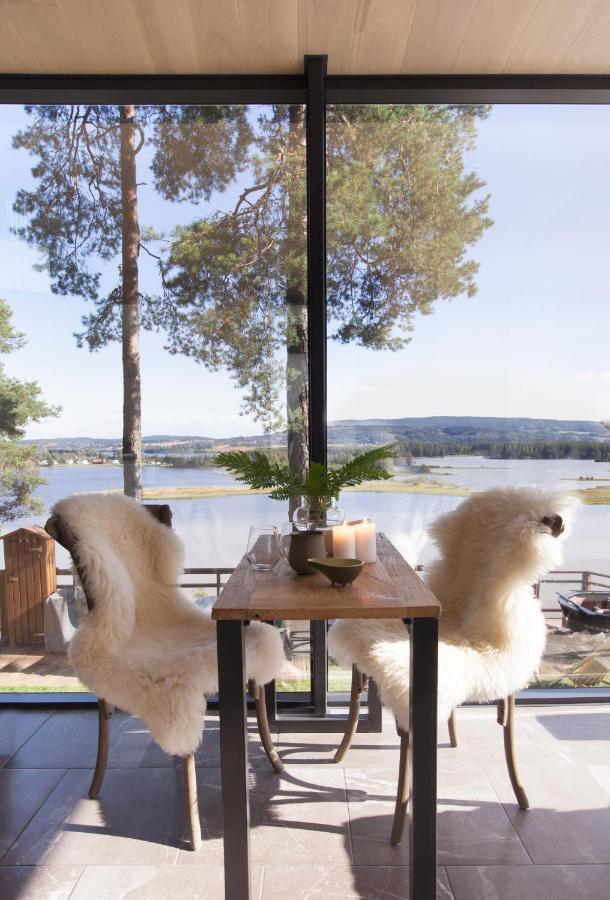 The Wonderinn Mirrored Glass - Wonderinn Delta Lodge Hektner