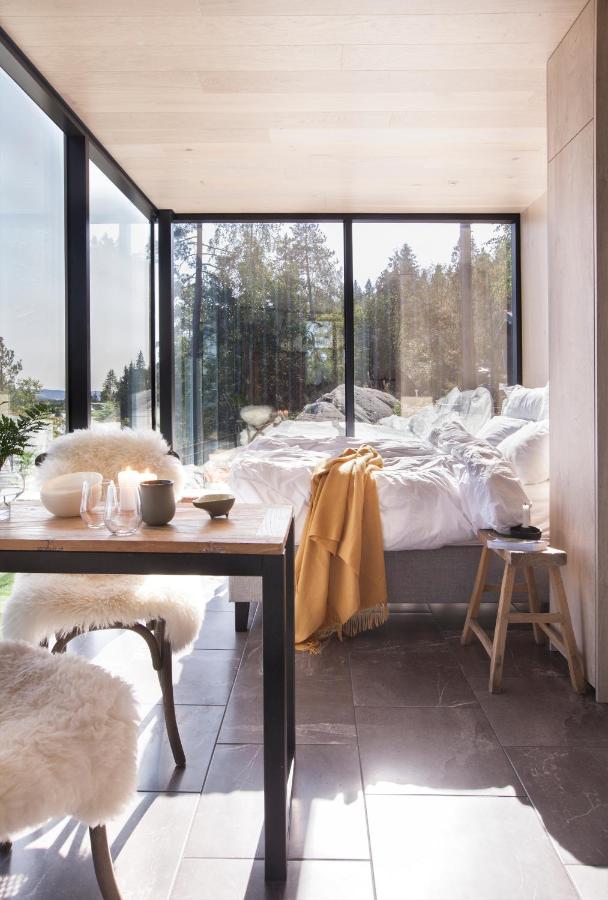The Wonderinn Mirrored Glass - Wonderinn Delta Lodge Hektner